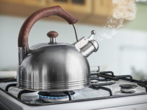 Có nên thông bồn cầu bằng nước nóng không?