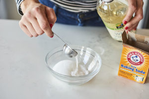 Kết hợp baking soda và giấm thông bồn rửa bát nhanh chóng