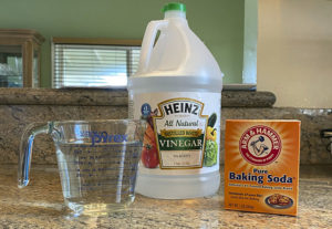 Kết hợp giấm, muối và baking soda thông tắc hầm cầu