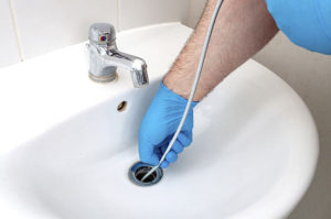 Những lưu ý khi sử dụng dây lò xo thông tắc cống