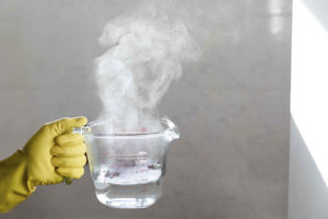 Cách thông bồn rửa chén bằng nước sôi