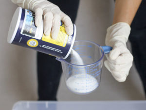 Sử dụng bột thông cống hoặc dung dịch thông tắc chậu rửa bát