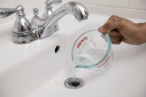 Thông tắc cống bằng giấm có hiệu quả không