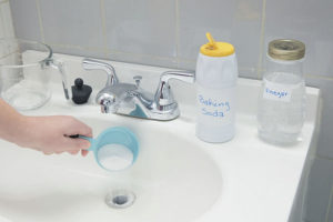 Thông tắc cống nhà tắm với Baking soda và giấm