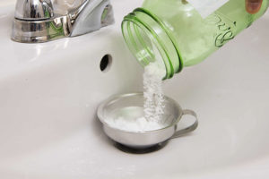 Thông tắc cống nhanh chóng bằng muối và Baking soda