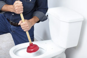 Xử lý băng vệ sinh gây tắc bồn cầu bằng dụng cụ bơm thụt