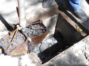 Xử lý hố ga hôi bằng việc nạo vét cặn bẩn hố ga định kỳ