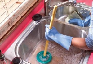 Thông bồn rửa chén quận 4 bằng pittong cao su